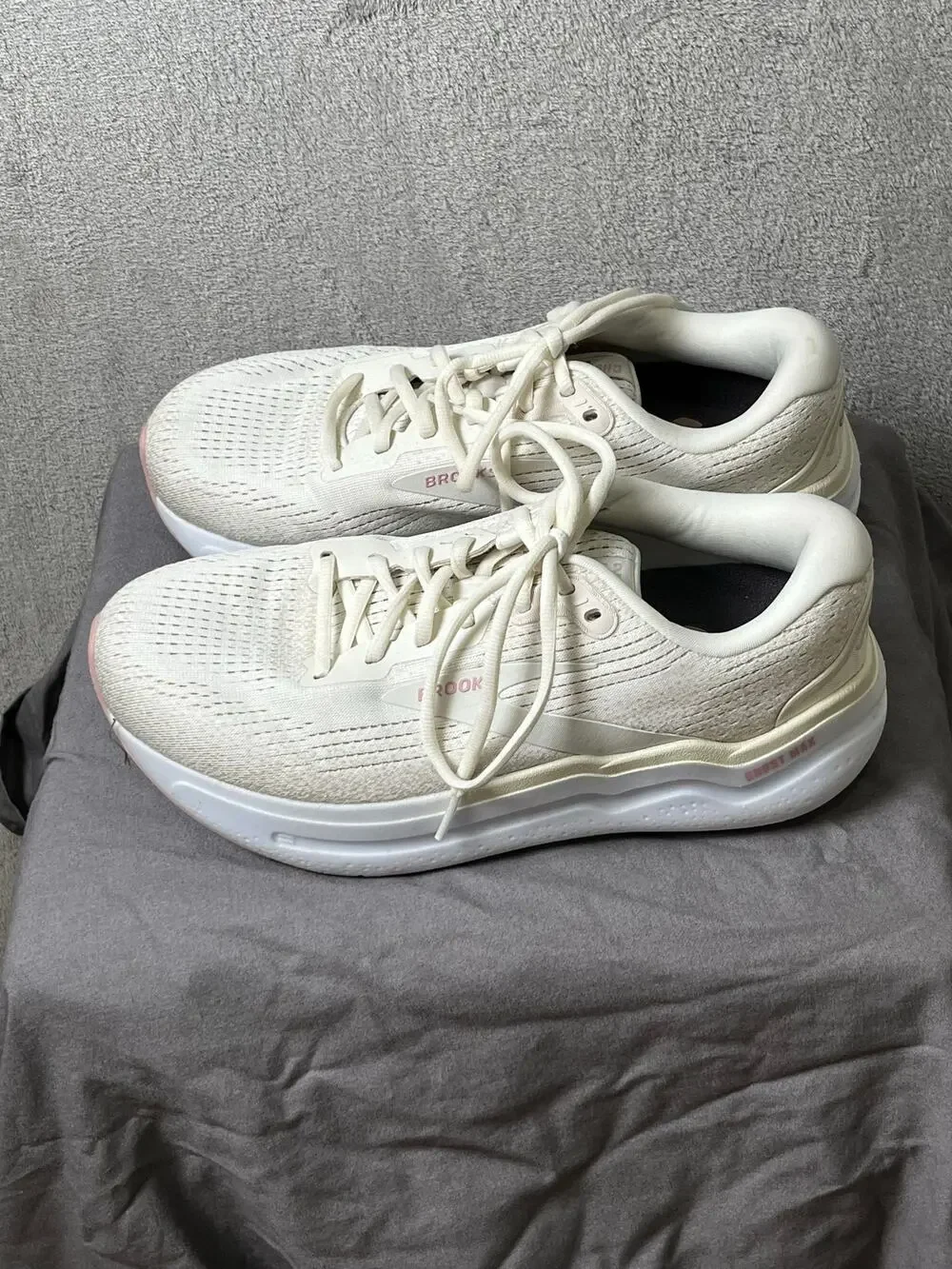 Brooks Ghost Max 2 Running Shoes Women's 9 2E Extra Wide White Pink Sneakers